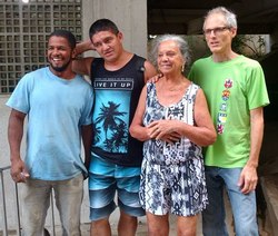 A moradora ficou feliz com o conserto do aquecimento solar