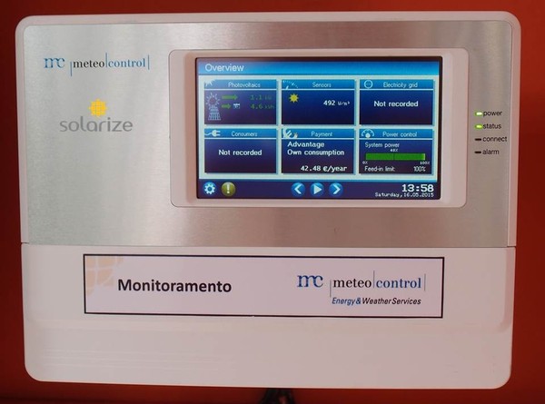 O aparelho de monitoramento (data logger) permite acompanhar os principais parâmetros da geração pelo touch-screen. Ele tem conexão à internet para visualizar a geração de forma remota.