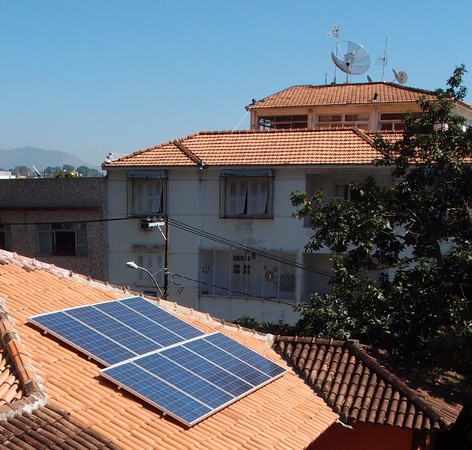 Esta é a vista do vizinho para nosso sistema (na época havíamos instalado apenas nove módulos)